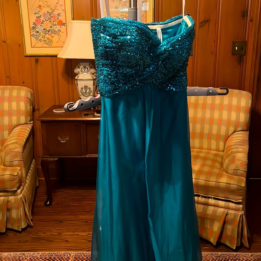 NWT Turquoise long dress. Size 6
